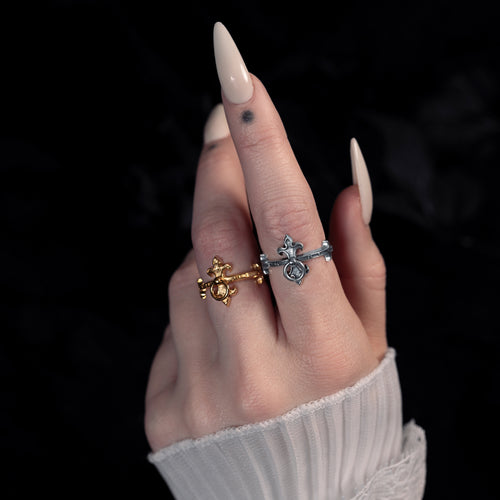 RELINQUISH. Snakes & Onyx Ring - Gold